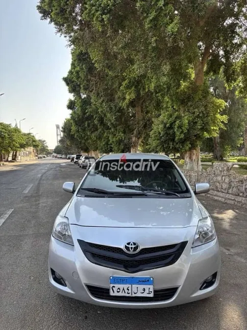 تويوتا ياريس 2009 فضي مستعملة للبيع - 1
