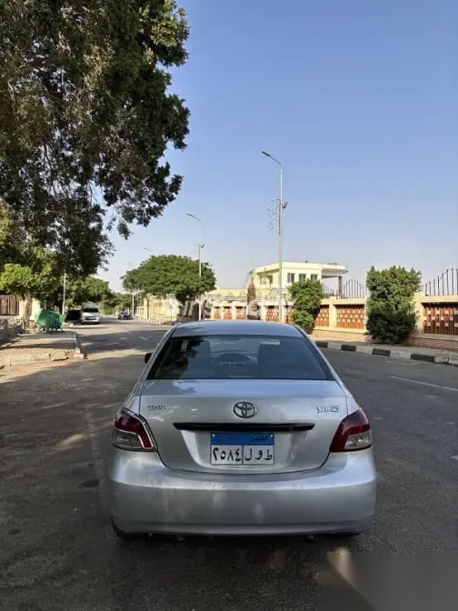 تويوتا ياريس 2009 فضي مستعملة للبيع - 3