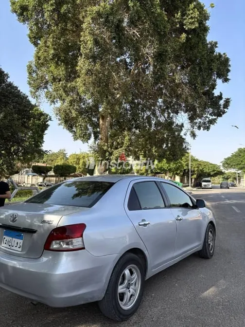 تويوتا ياريس 2009 فضي مستعملة للبيع - 4