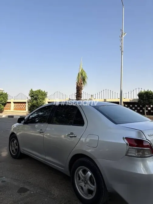 تويوتا ياريس 2009 فضي مستعملة للبيع - 5