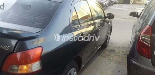 تويوتا ياريس 2007 رمادي مستعملة للبيع - 1