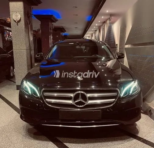 مرسيدس E 180 2018 أسود مستعملة للبيع - 1