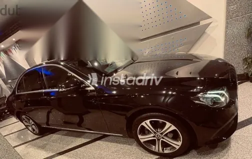 مرسيدس E 180 2018 أسود مستعملة للبيع - 3