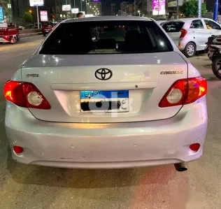 تويوتا كورولا 2008 فضي مستعملة للبيع