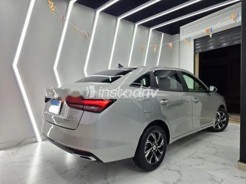 شيفروليه أوبترا 2025 فضي مستعملة للبيع - 3