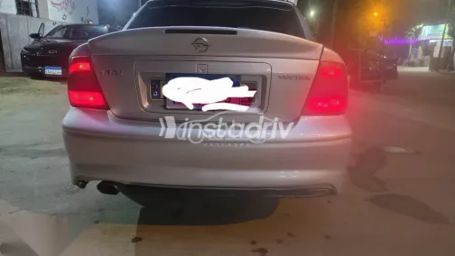 اوبل فيكترا 2001 فضي مستعملة للبيع - 2