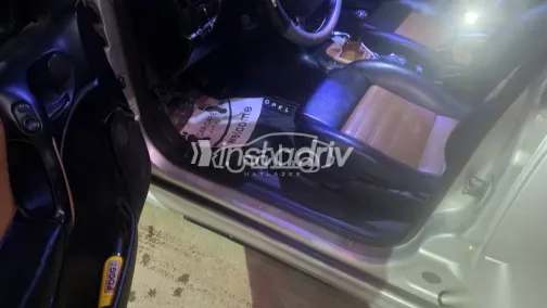 اوبل فيكترا 2001 فضي مستعملة للبيع - 4