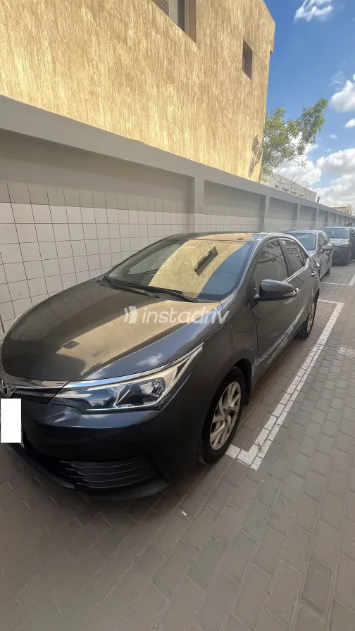 تويوتا كورولا 2019 أبيض مستعملة للبيع - 3