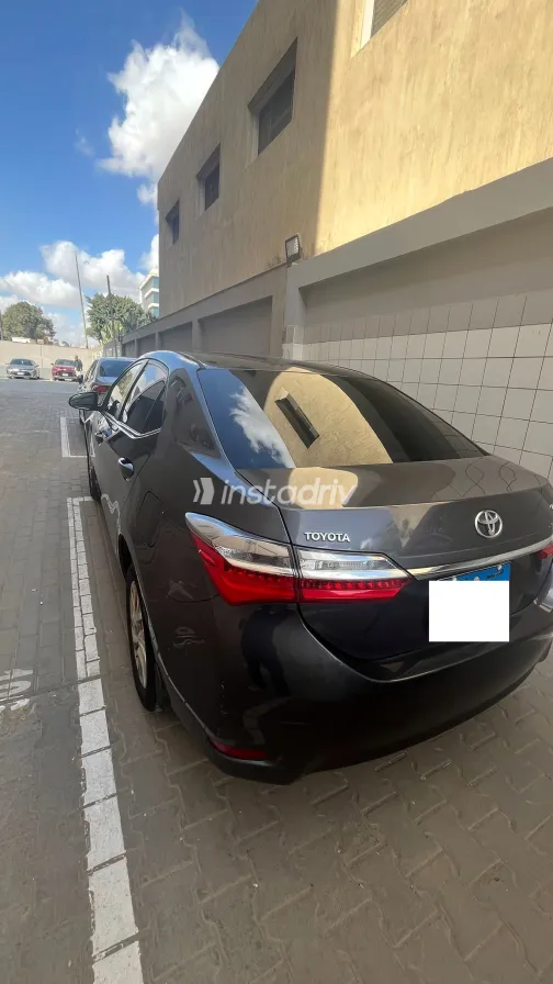 تويوتا كورولا 2019 أبيض مستعملة للبيع - 9