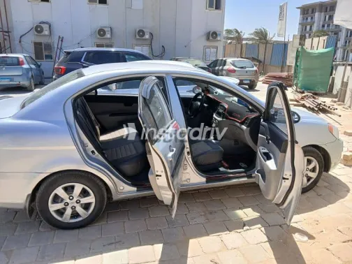 هيونداي اكسنت 2011 فضي مستعملة للبيع - 2