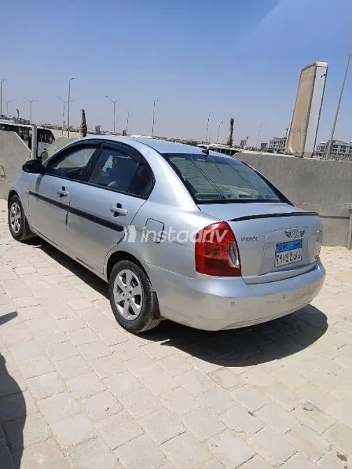 هيونداي اكسنت 2011 فضي مستعملة للبيع - 6