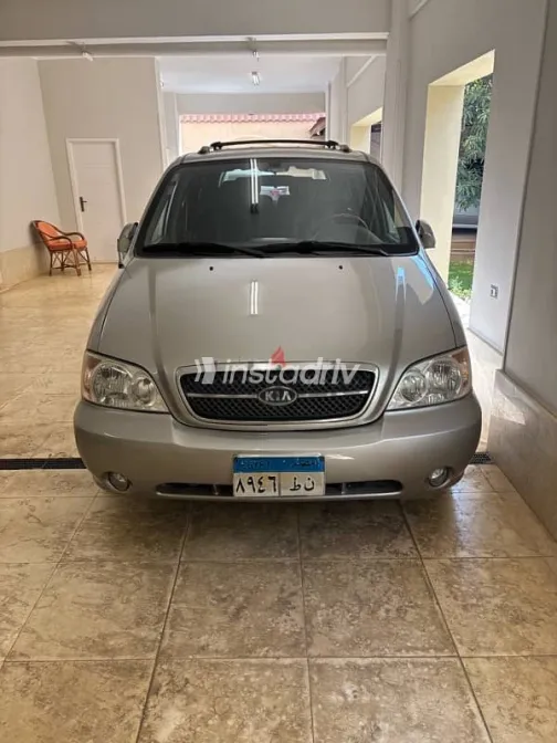 كيا كارنفال 2004 فضي مستعملة للبيع - 1