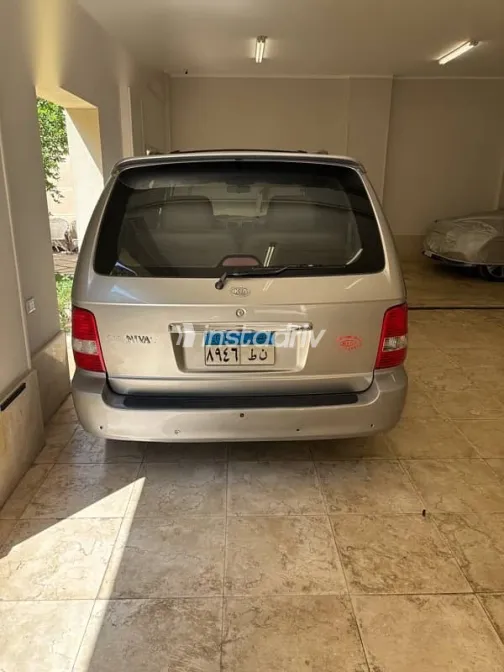 كيا كارنفال 2004 فضي مستعملة للبيع - 2