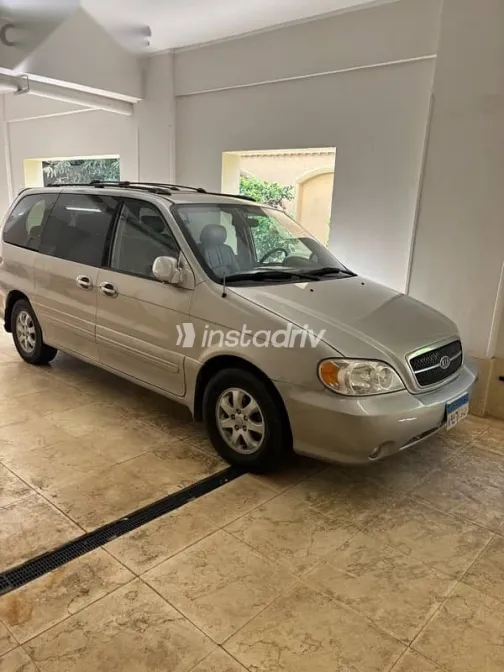 كيا كارنفال 2004 فضي مستعملة للبيع - 3