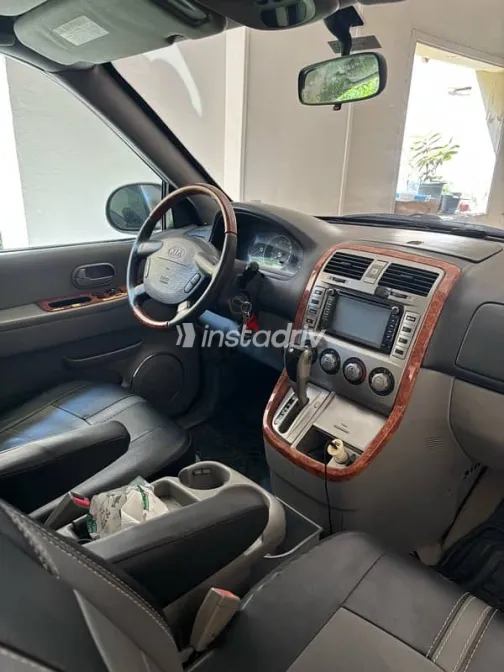 كيا كارنفال 2004 فضي مستعملة للبيع - 4