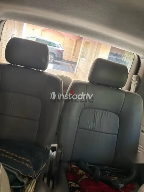 كيا كارنفال 2004 فضي مستعملة للبيع - 6