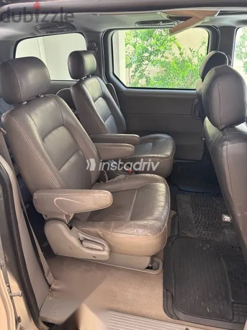 كيا كارنفال 2004 فضي مستعملة للبيع - 7