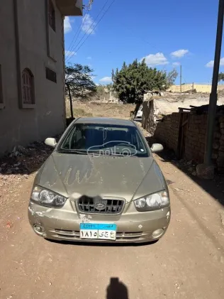 هيونداي افانتي 2000 ذهبي مستعملة للبيع