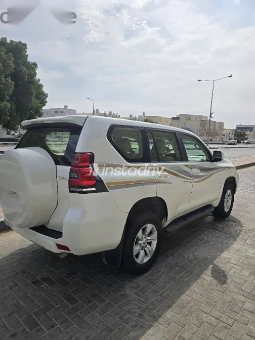 تويوتا برادو 2023 أبيض مستعملة للبيع - 2