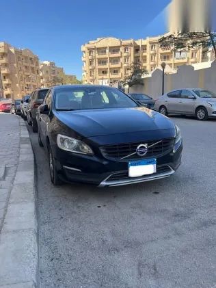 فولفو S60 2018 أزرق غامق مستعملة للبيع