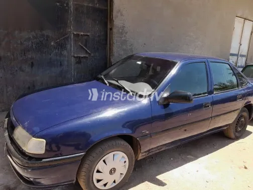اوبل فيكترا 1995 أزرق غامق مستعملة للبيع - 1