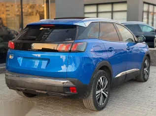 بيجو 3008 2022 أزرق غامق مستعملة للبيع