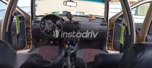 فولكس فاغن بوينتر 2005 ذهبي مستعملة للبيع - 2