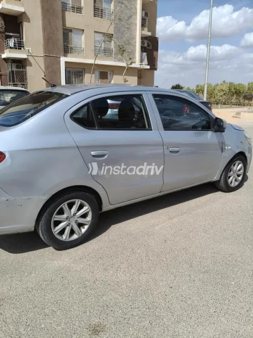 ميتسوبيشي اتراج 2014 فضي مستعملة للبيع - 3