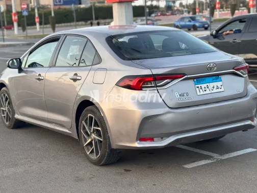 تويوتا كورولا 2022 أبيض مستعملة للبيع - 1