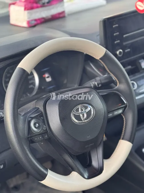 تويوتا كورولا 2022 أبيض مستعملة للبيع - 2