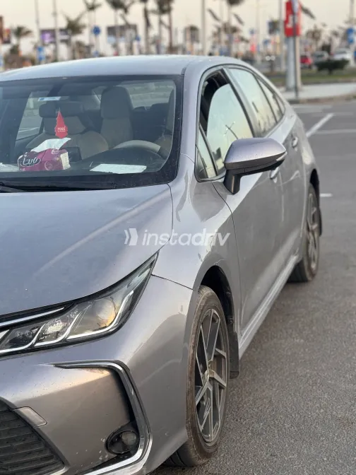 تويوتا كورولا 2022 أبيض مستعملة للبيع - 3