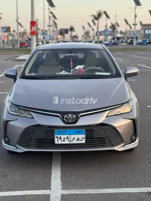 تويوتا كورولا 2022 أبيض مستعملة للبيع - 4