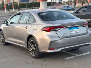 تويوتا كورولا 2022 أبيض مستعملة للبيع