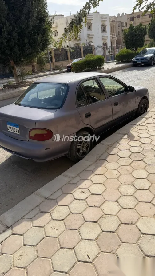 هيونداي اكسنت 1999 فضي مستعملة للبيع - 1