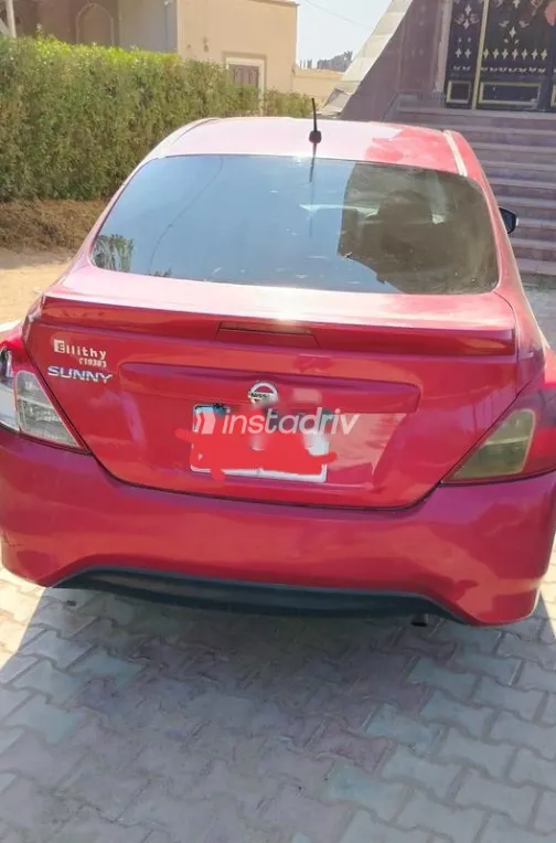 نيسان صنى 2022 أحمر غامق مستعملة للبيع - 2
