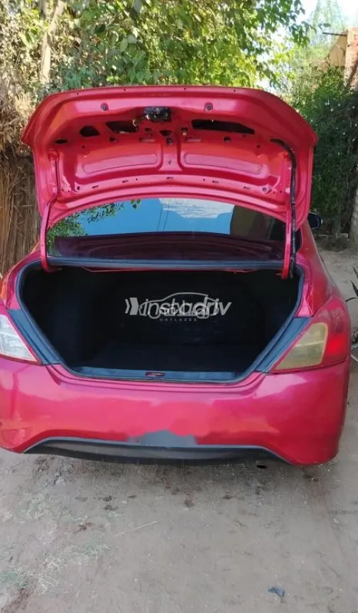 نيسان صنى 2022 أحمر غامق مستعملة للبيع - 4