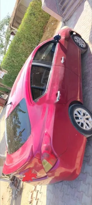 نيسان صنى 2022 أحمر غامق مستعملة للبيع