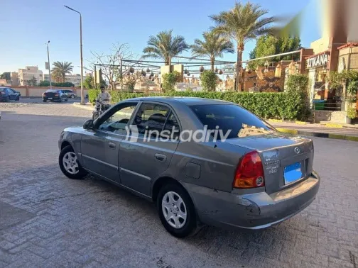 هيونداي فيرنا 2014 فضي مستعملة للبيع - 3