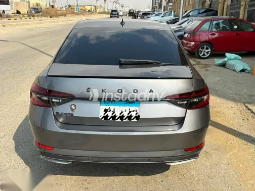 سكودا سوبيرب 2022 رمادي مستعملة للبيع - 2