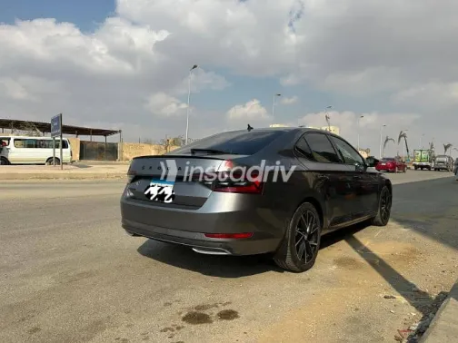 سكودا سوبيرب 2022 رمادي مستعملة للبيع - 4