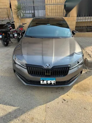 سكودا سوبيرب 2022 رمادي مستعملة للبيع