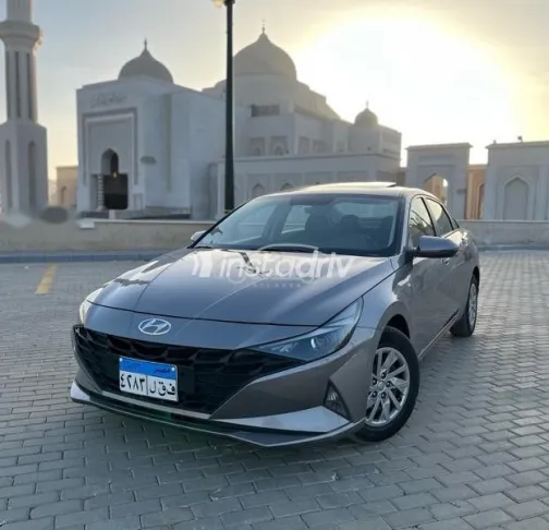 هيونداي إلنترا 2021 فضي مستعملة للبيع - 2