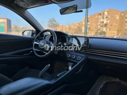 هيونداي إلنترا 2021 فضي مستعملة للبيع - 9