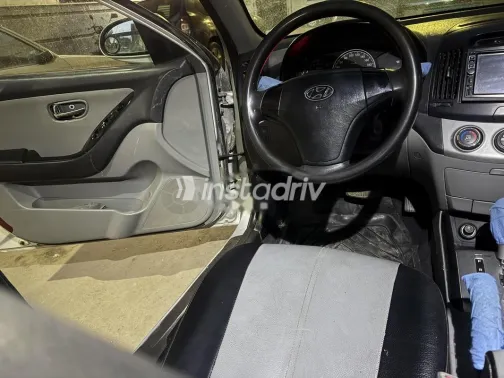 هيونداي إلنترا 2011 فضي مستعملة للبيع - 2