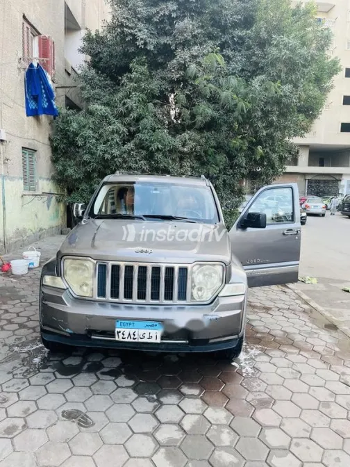 جيب شيروكي 2010 فضي مستعملة للبيع - 1