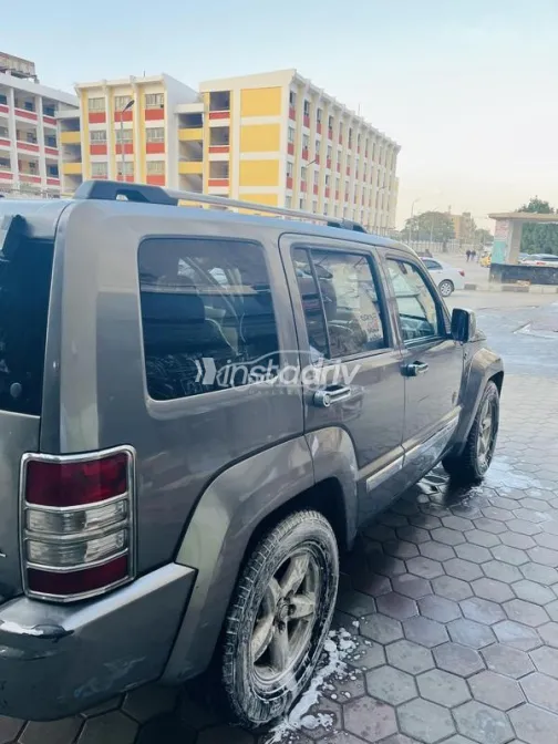 جيب شيروكي 2010 فضي مستعملة للبيع - 2