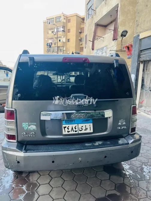 جيب شيروكي 2010 فضي مستعملة للبيع - 3