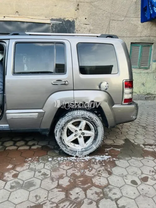 جيب شيروكي 2010 فضي مستعملة للبيع - 4