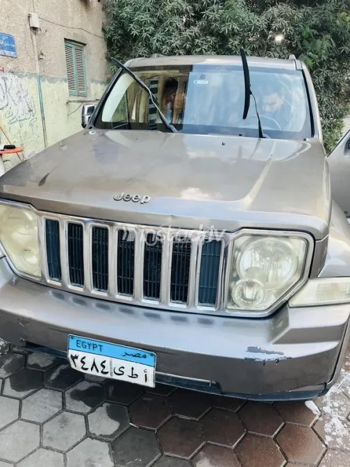 جيب شيروكي 2010 فضي مستعملة للبيع - 5