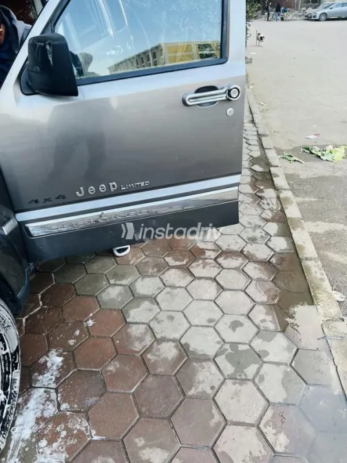 جيب شيروكي 2010 فضي مستعملة للبيع - 6